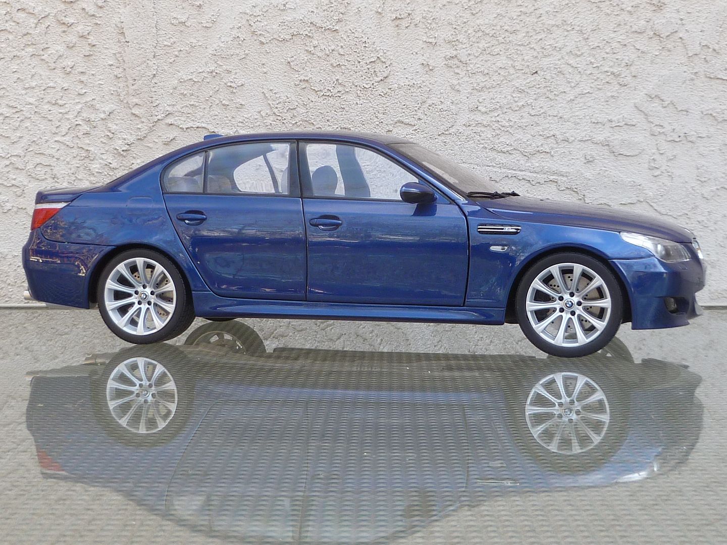 Kyosho 1:18 BMW M5 (E60) in Interlagos Blue Metallic (Dealer
